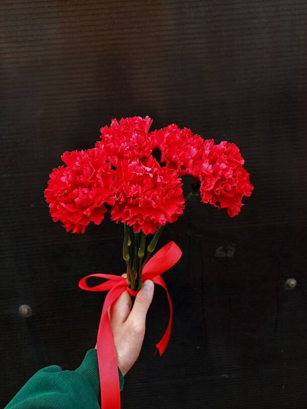 Букет 6 красных гвоздик, артикул F1281532 - 1800 рублей, доставка по городу. Flawery - доставка цветов