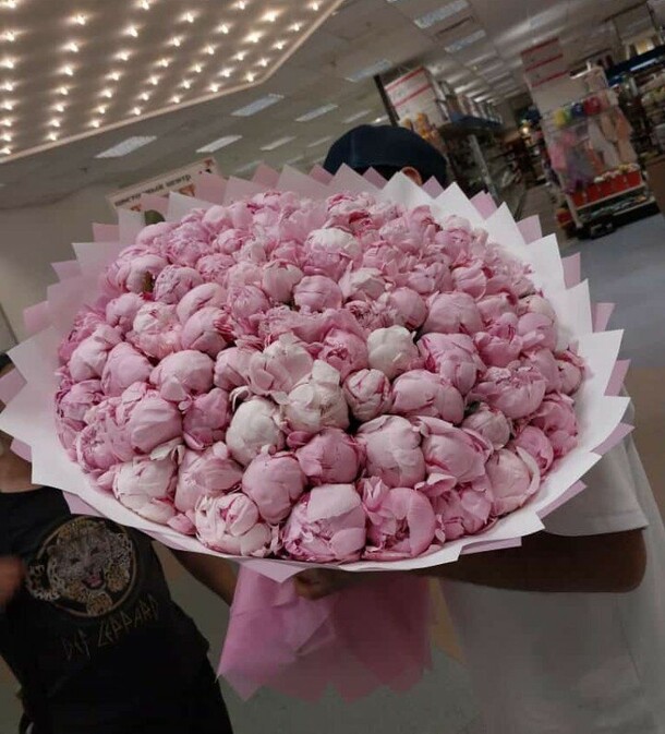 Огромный букет из 151 пиона ❤️, артикул F1288610 - 156804 рублей, доставка по городу. Flawery - доставка цветов