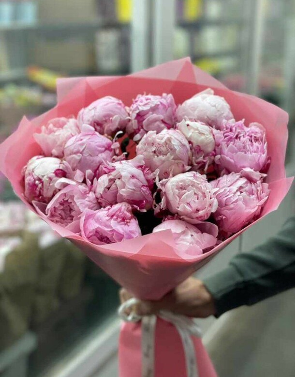 15 розовых пионов 🥰, артикул F1291307 - 22500 рублей, доставка по городу. Flawery - доставка цветов