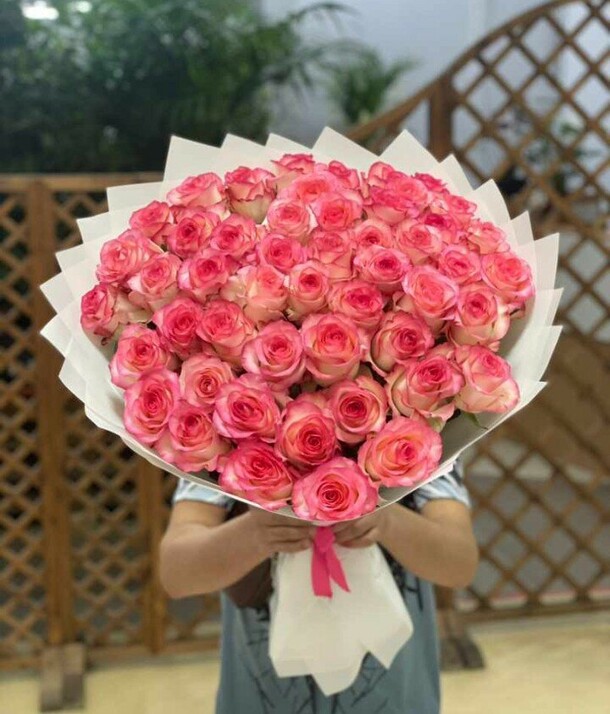 51 красно белая роза, артикул F1297713 - 12451 рублей, доставка по городу. Flawery - доставка цветов