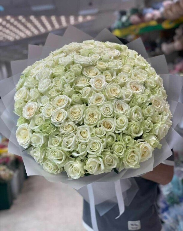 101 элитная белая роза, артикул F1297718 - 30300 рублей, доставка по городу. Flawery - доставка цветов