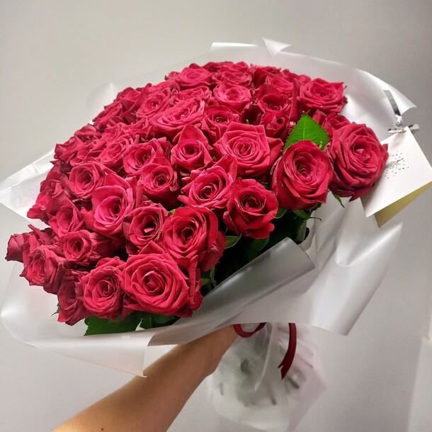 Большой букет красных роз, артикул F1301387 - 16500 рублей, доставка по городу. Flawery - доставка цветов