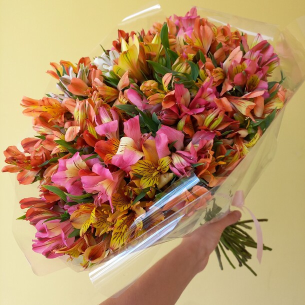 Свежий букет ярких альстрамерий, артикул F1303203 - 6655 рублей, доставка по городу. Flawery - доставка цветов