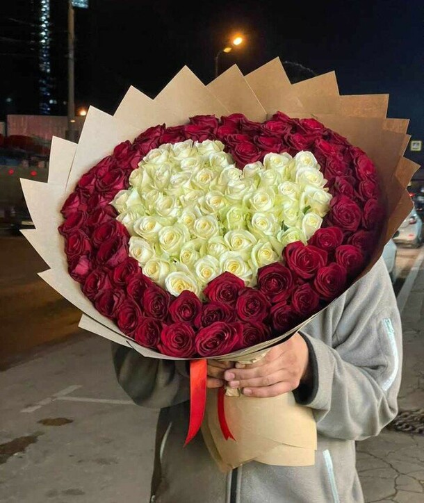 101 роза в форме сердца, артикул F1305375 - 25398 рублей, доставка по городу. Flawery - доставка цветов