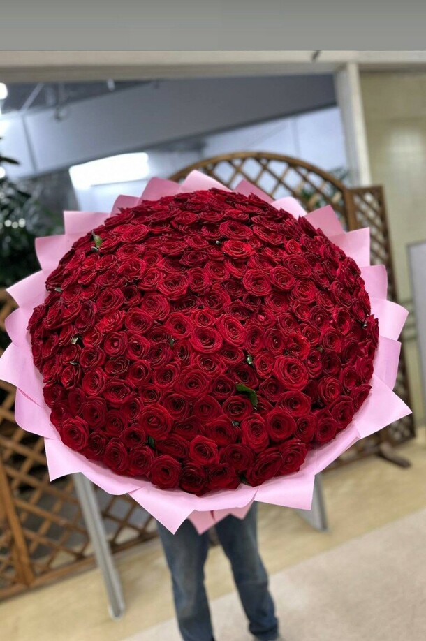 151 роза 70см, артикул F1305602 - 57947 рублей, доставка по городу. Flawery - доставка цветов