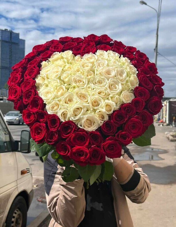 Букет роз в форме сердца, артикул F1307838 - 28907 рублей, доставка по городу. Flawery - доставка цветов