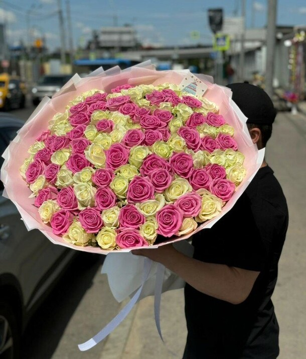 Красивый букет роз 101 штука, артикул F1310981 - 30300 рублей, доставка по городу. Flawery - доставка цветов