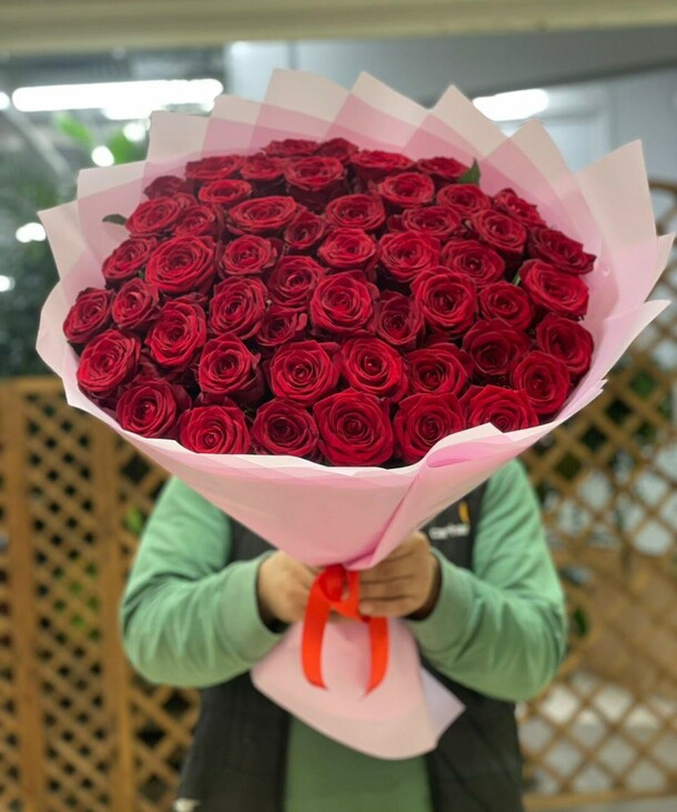 Букет красных роз 51 шт, артикул F1336669 - 12451 рублей, доставка по городу. Flawery - доставка цветов