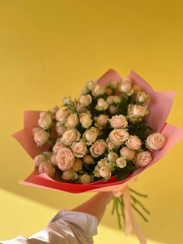 Букет из 11 кустовых роз ❤️, артикул F1408855 - 11966 рублей, доставка по городу. Flawery - доставка цветов