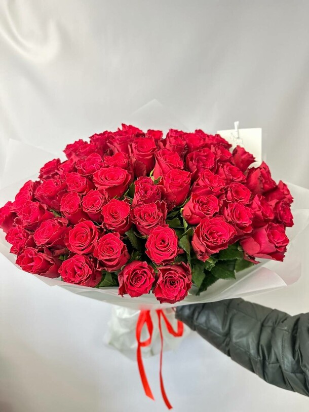 Букет "51 красная роза", артикул F1417525 - 15300 рублей, доставка по городу. Flawery - доставка цветов