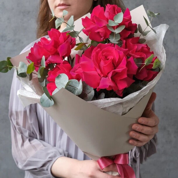 Яркий букет из французских роз готча с эвкалиптом, артикул F1183799 - 5720 рублей, доставка по городу. Flawery - доставка цветов