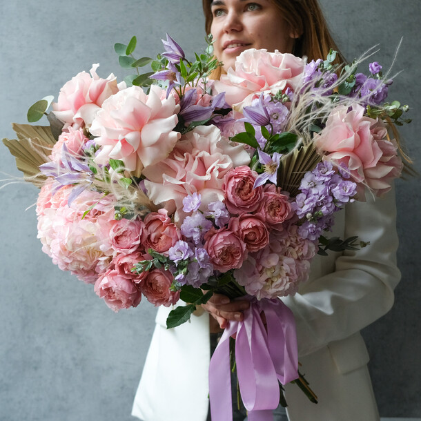 Роскошный нежный букет из роз, гортензий и ароматной маттиолы, артикул F1215415 - 19470 рублей, доставка по городу. Flawery - доставка цветов