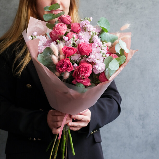Яркий розовый букет из пионовидных кустовых роз и маттиолы, артикул F1215418 - 7975 рублей, доставка по городу. Flawery - доставка цветов