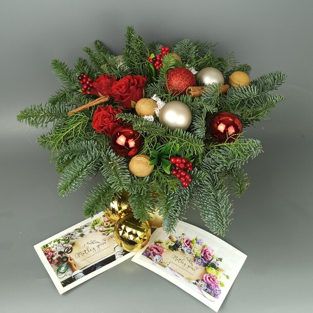 Новогодняя сумка с лапником и розами., артикул F1162057 - 3500 рублей, доставка по городу. Flawery - доставка цветов