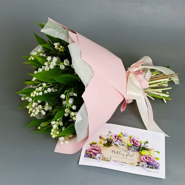 Букет 15 ароматных ландышей в розовой упаковке, артикул F1220126 - 20365 рублей, доставка по городу. Flawery - доставка цветов