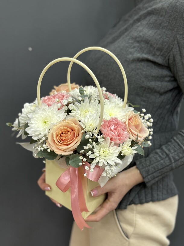 Нежная сумочка, артикул F1260690 - 2950 рублей, доставка по городу. Flawery - доставка цветов