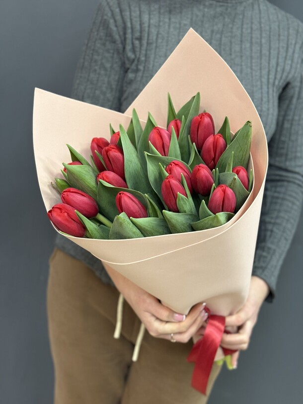 Букет из 17 тюльпанов, артикул F1260752 - 4400 рублей, доставка по городу. Flawery - доставка цветов