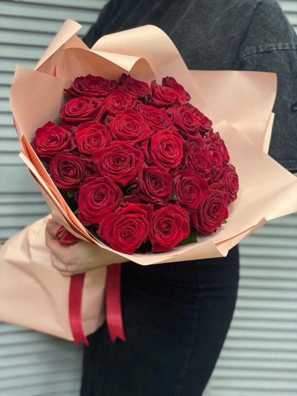 Букет из 25 роз "восторг", артикул F1279822 - 10800 рублей, доставка по городу. Flawery - доставка цветов