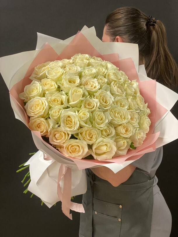 Букет из 51 белой розы, артикул F1318471 - 13600 рублей, доставка по городу. Flawery - доставка цветов