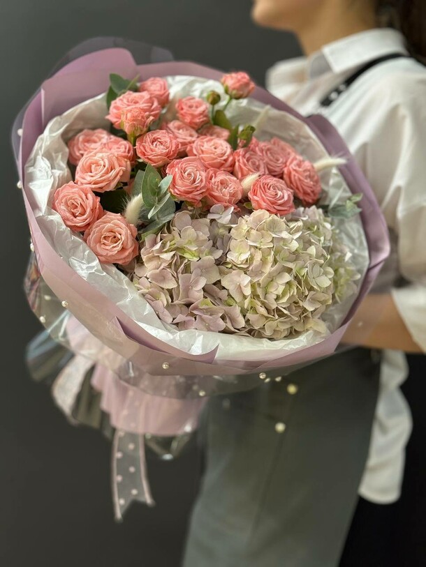 Букет с гортензией и кустовой розой, артикул F1318801 - 5300 рублей, доставка по городу. Flawery - доставка цветов