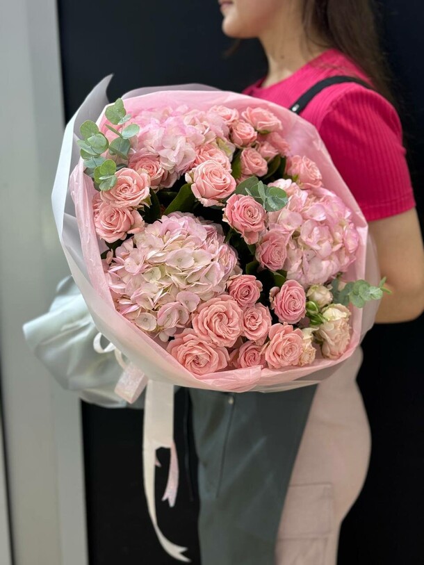 Букет с кустовыми розами и гортензией, артикул F1318803 - 10500 рублей, доставка по городу. Flawery - доставка цветов