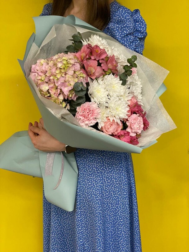 Сборный букет, артикул F1319269 - 4100 рублей, доставка по городу. Flawery - доставка цветов