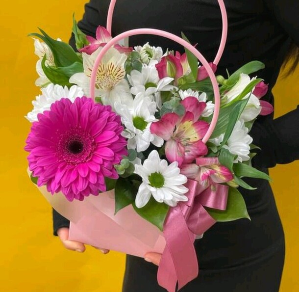 Весенний микс в сумочке, артикул F1410921 - 2650 рублей, доставка по городу. Flawery - доставка цветов