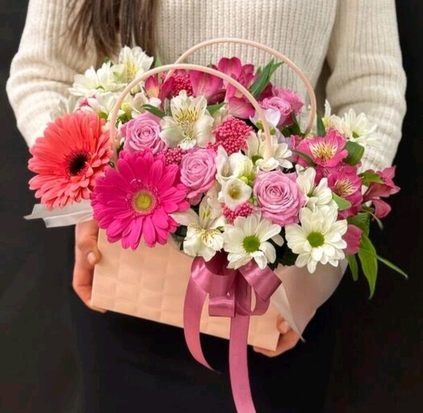 Цветы в сумочке герберта, артикул F1410927 - 4600 рублей, доставка по городу. Flawery - доставка цветов