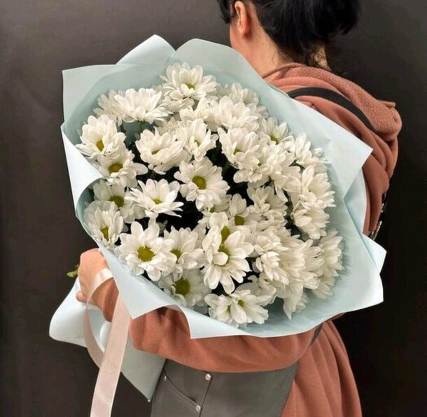 Монобукет из хризантемы ромашка, артикул F1410938 - 3500 рублей, доставка по городу. Flawery - доставка цветов