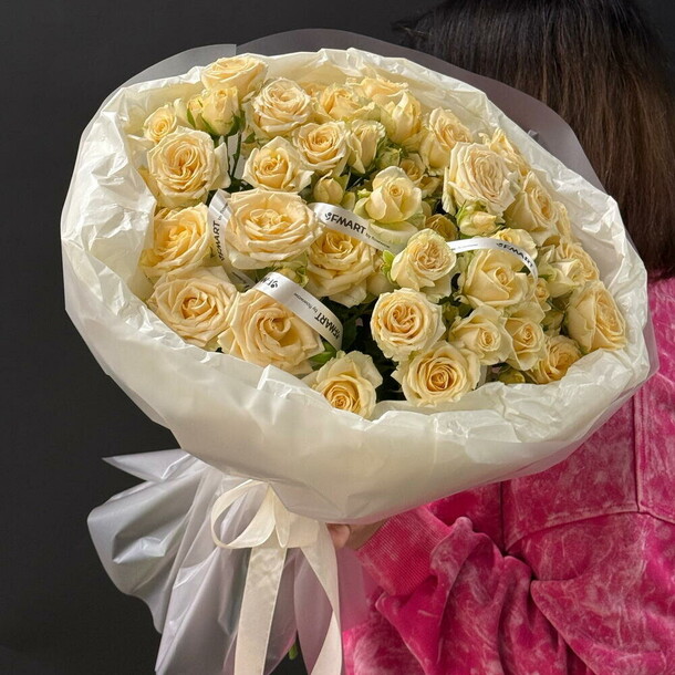 Моно букет из кустовой розы, артикул F1488883 - 4400 рублей, доставка по городу. Flawery - доставка цветов