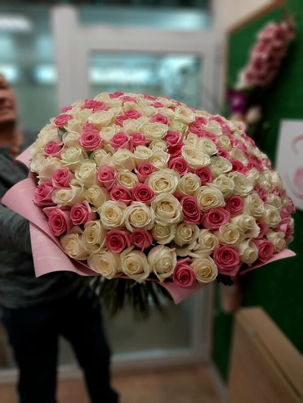 201 бело-розовая роза, артикул F1075472 - 41789 рублей, доставка по городу. Flawery - доставка цветов