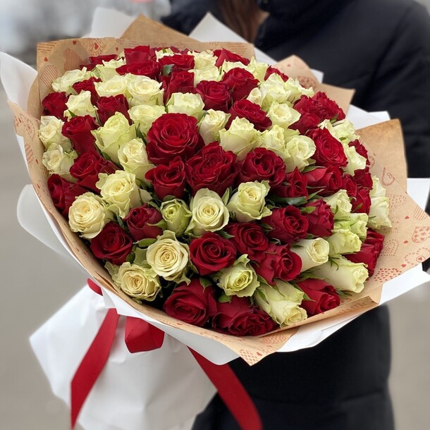 101 бело красная роза, артикул F1078381 - 21989 рублей, доставка по городу. Flawery - доставка цветов