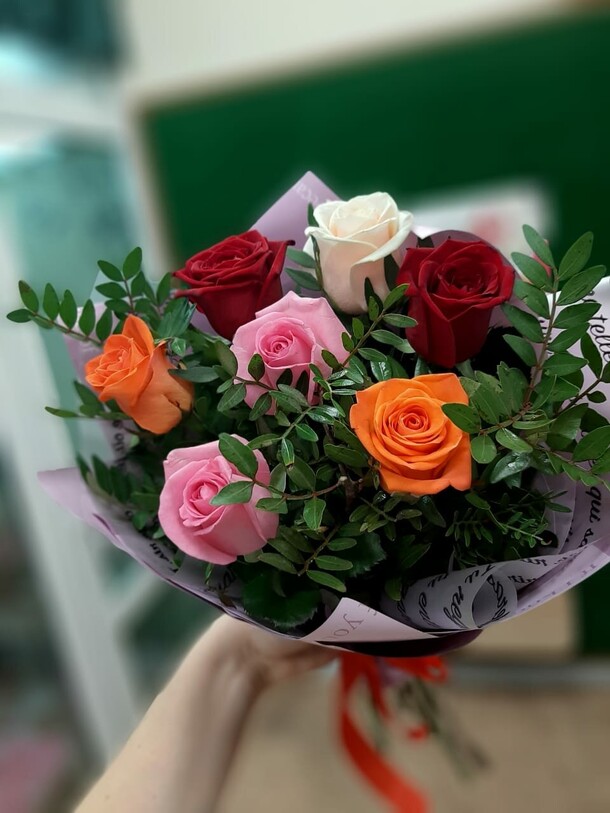 Экспресс из разноцветных роз, артикул F1078384 - 2629 рублей, доставка по городу. Flawery - доставка цветов