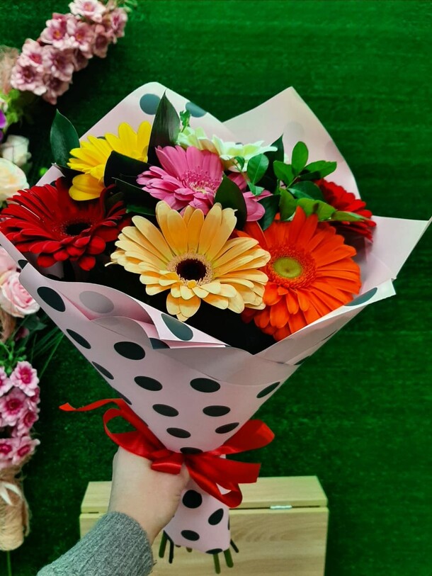 Букет из гербер "калейдоскоп", артикул F1078386 - 2959 рублей, доставка по городу. Flawery - доставка цветов