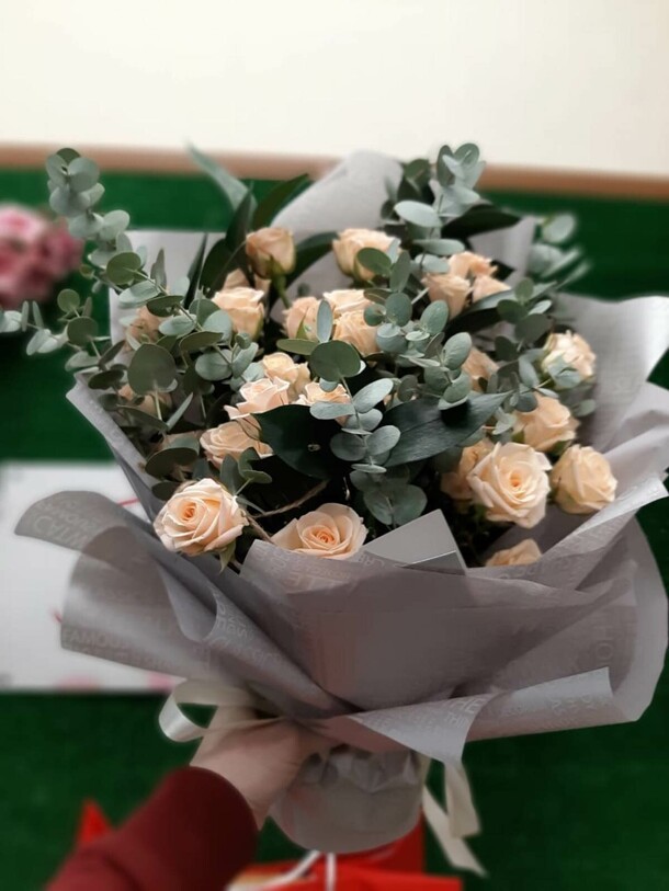 Букет кустовых роз "нежный шелест", артикул F1078568 - 4939 рублей, доставка по городу. Flawery - доставка цветов