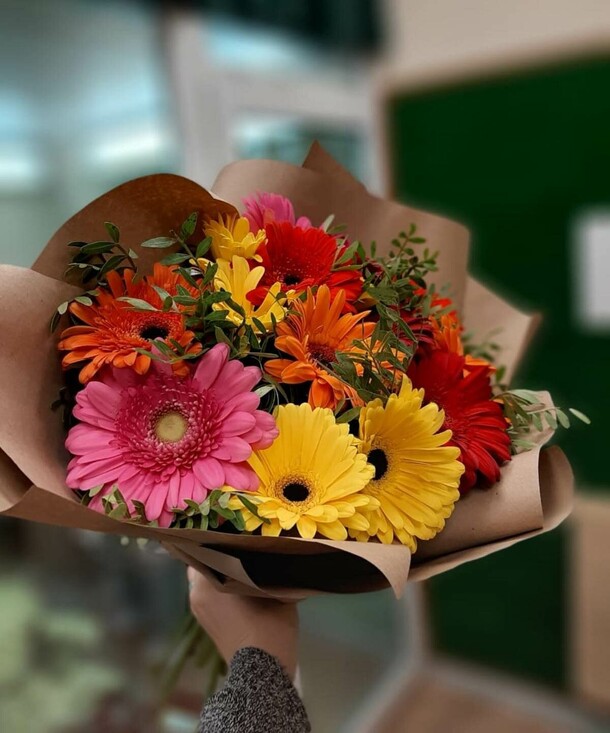Букет из гербер "яркие будни", артикул F1078575 - 4609 рублей, доставка по городу. Flawery - доставка цветов