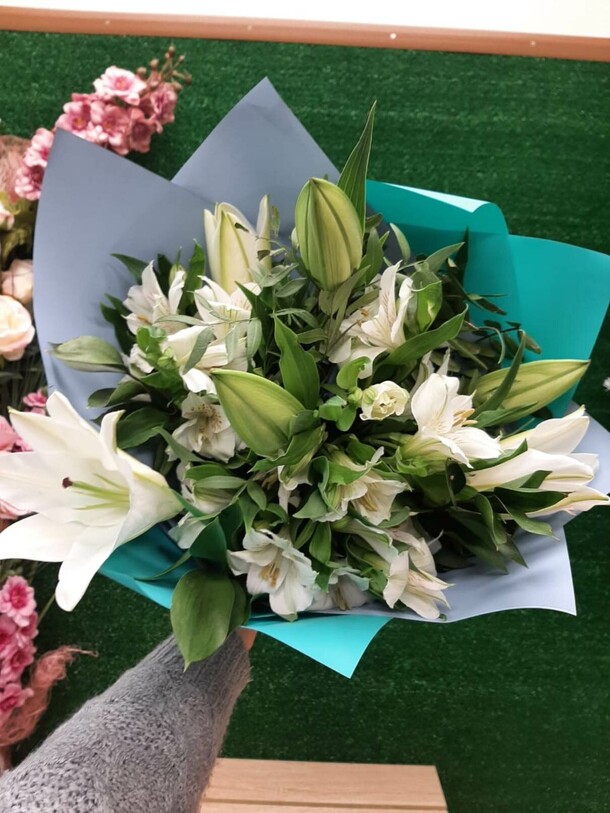 Сборный букет лилий и альстромерий "бирюза", артикул F1078643 - 5489 рублей, доставка по городу. Flawery - доставка цветов