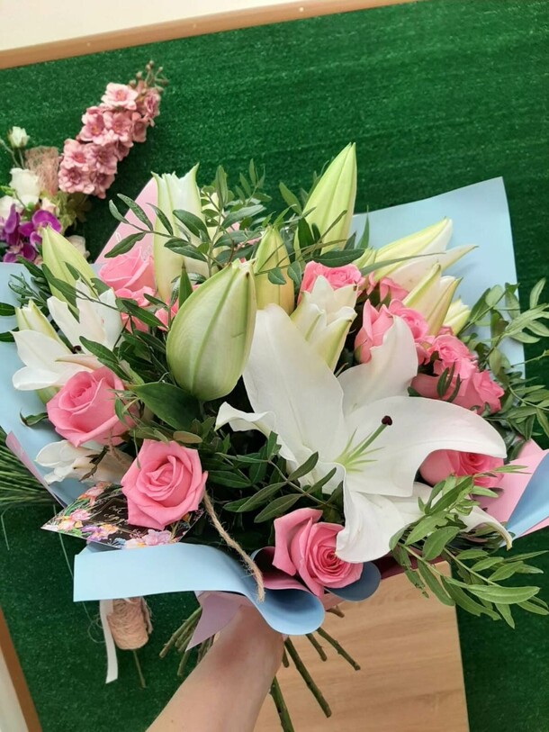 Яркий букет из роз и лилий "кармэн", артикул F109830 - 7029 рублей, доставка по городу. Flawery - доставка цветов