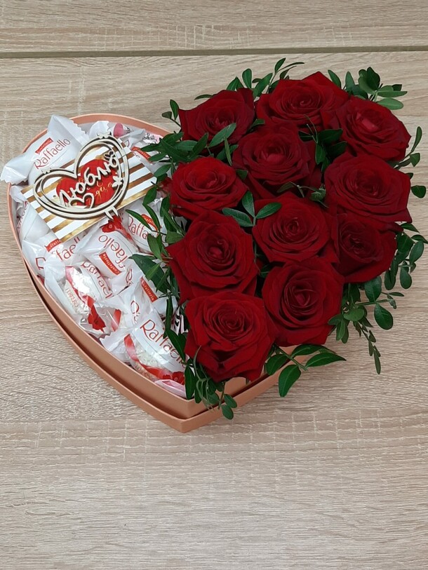 Сердце из роз и конфет "любимой", артикул F1267004 - 6149 рублей, доставка по городу. Flawery - доставка цветов