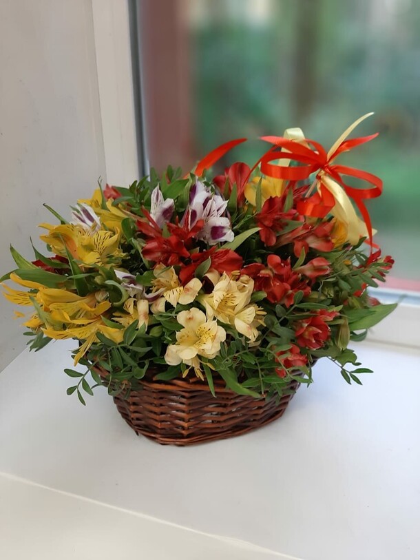 15 альстромерий в корзинке, артикул F1314678 - 6039 рублей, доставка по городу. Flawery - доставка цветов