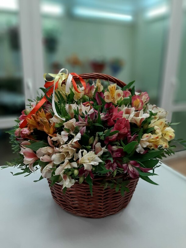 35 альстромерий в корзине, артикул F1314682 - 12309 рублей, доставка по городу. Flawery - доставка цветов