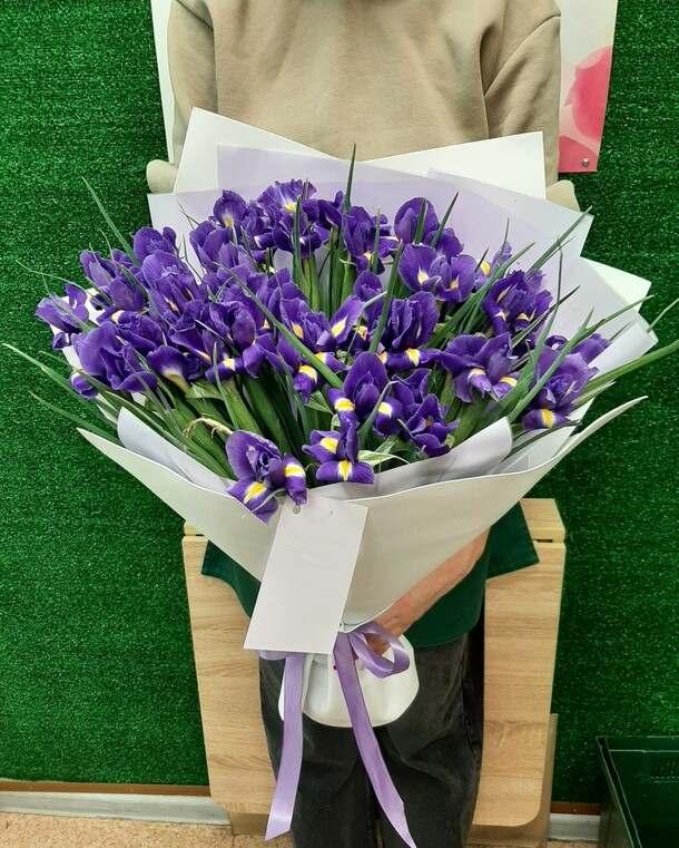 Монобукет из 49 ирисов, артикул F1357042 - 11209 рублей, доставка по городу. Flawery - доставка цветов