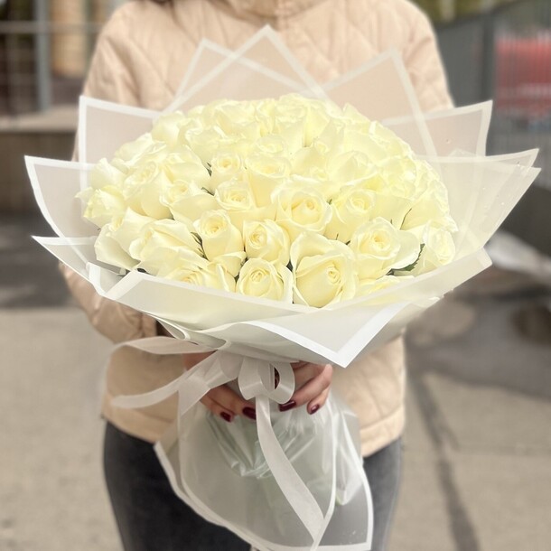 51 белая роза кения, артикул F1409228 - 9889 рублей, доставка по городу. Flawery - доставка цветов