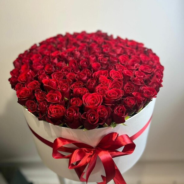 101 красная роза в коробке кения, артикул F1415192 - 21109 рублей, доставка по городу. Flawery - доставка цветов