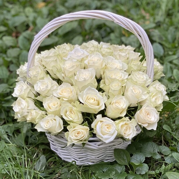Корзина 51 белая роза, артикул F1415827 - 14289 рублей, доставка по городу. Flawery - доставка цветов