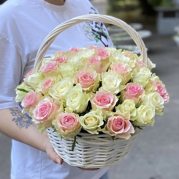 Корзина 51 бело-розовая роза, артикул F1415835 - 12089 рублей, доставка по городу. Flawery - доставка цветов