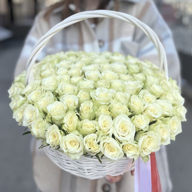 Корзина 101 белая роза, артикул F1416633 - 25289 рублей, доставка по городу. Flawery - доставка цветов
