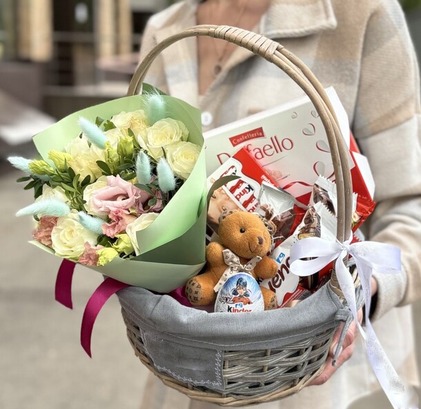 Детский набор в корзине "для принца", артикул F1417616 - 9889 рублей, доставка по городу. Flawery - доставка цветов