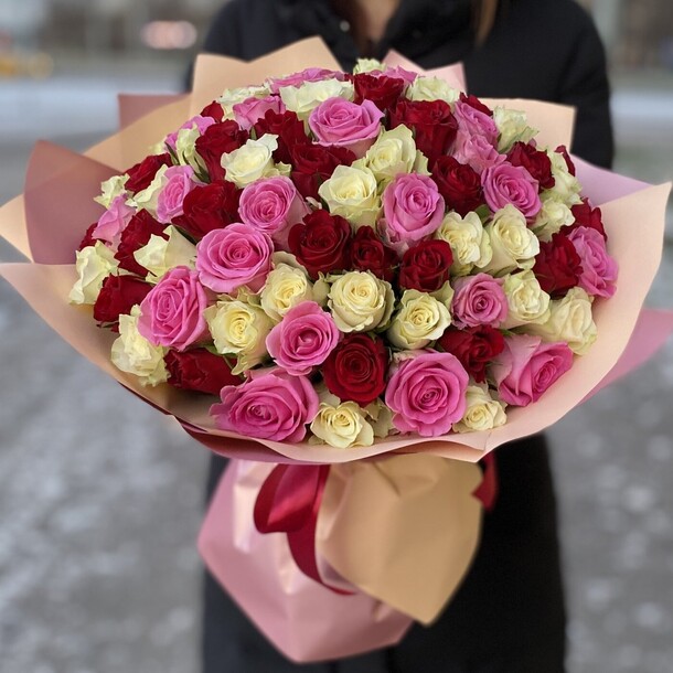 101 роза классический микс, артикул F1418464 - 21989 рублей, доставка по городу. Flawery - доставка цветов