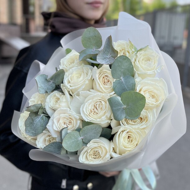 15 белых роз с эвкалиптом, артикул F1428528 - 5159 рублей, доставка по городу. Flawery - доставка цветов
